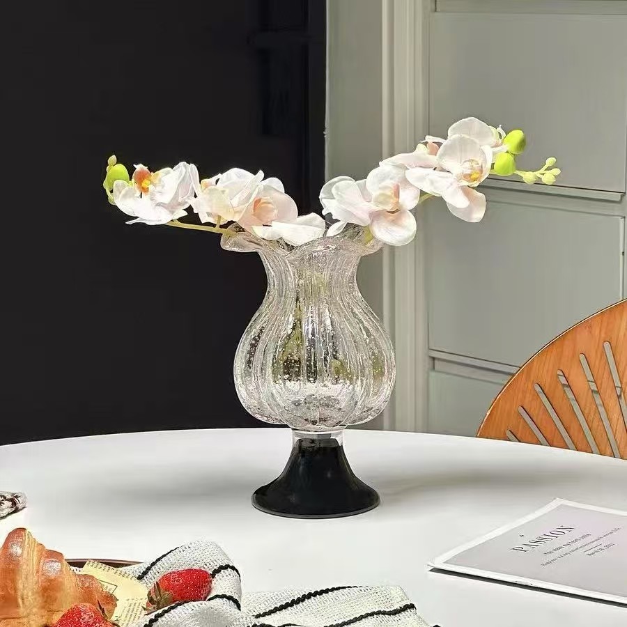 Įvairios keistų formų stiklinės vazos