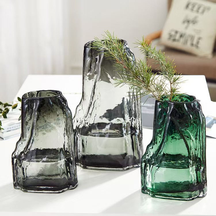 Kinietiško stiliaus dirbtinio alpinariumo stiklo vitražo vaza